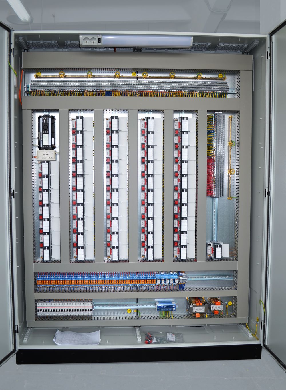 Сборка щитов автоматики (ЩА) и шкафов управления